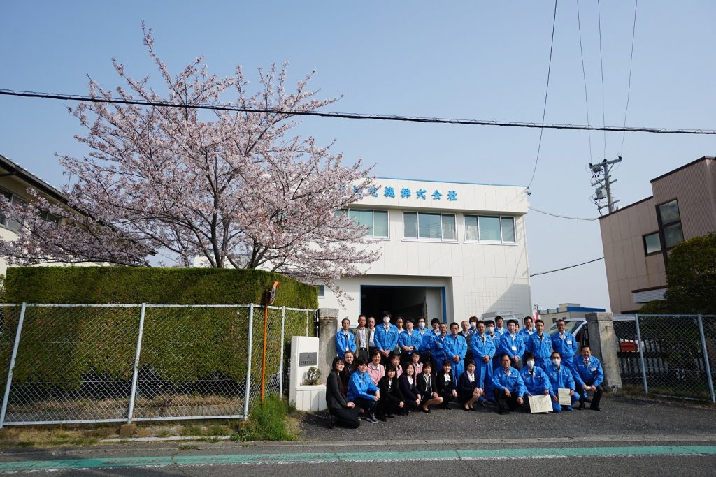 桜満開での社員集合写真 三協電機株式会社